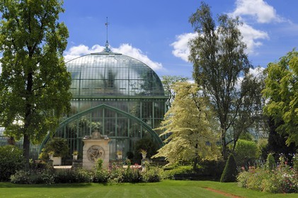 France, Paris (75),  Jardin des Serres d'Auteuil, la grande serre et Fontaine de la Bacchanale de jules Dalou au premier plan