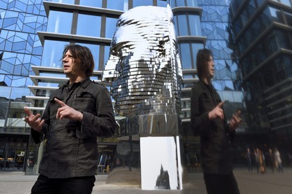République Tchèque, Prague, Nove Mesto, l'artiste David Cerny et son oeuvre la tête de Franz Kafka, une statue mécanique