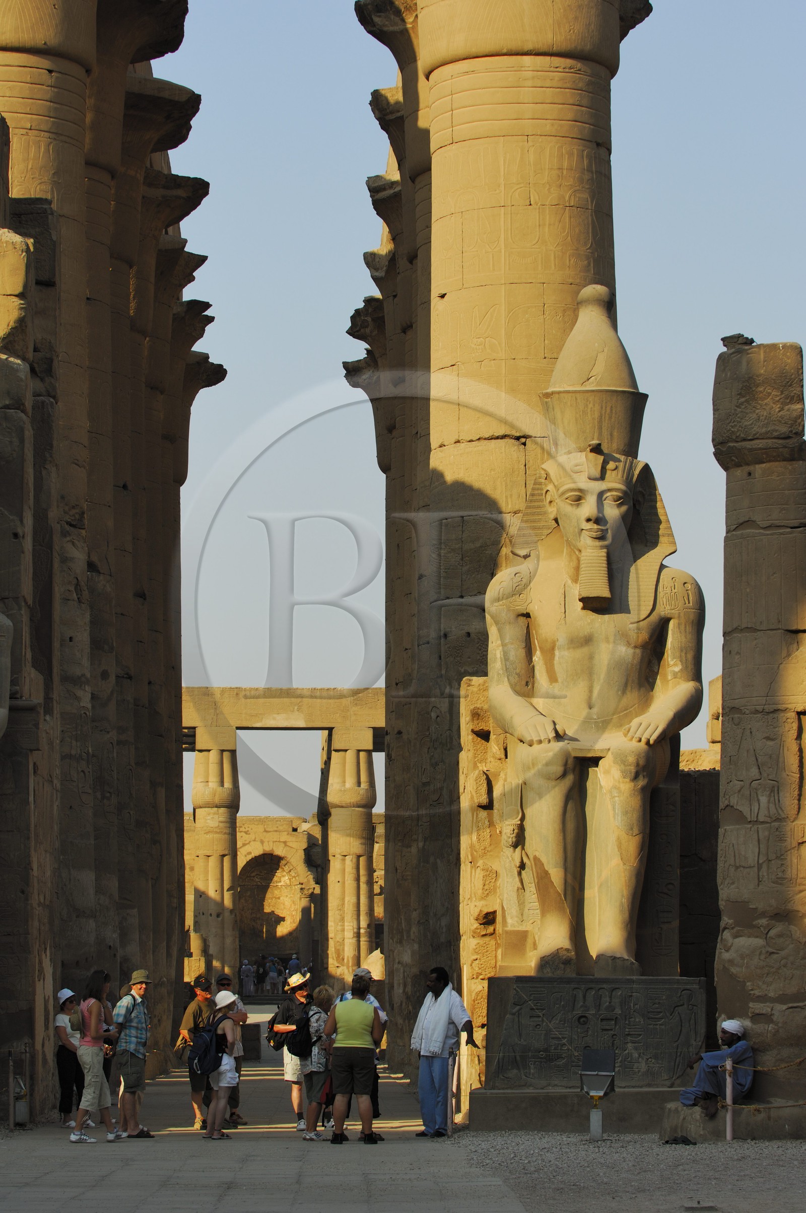 Egypte, Haute Egypte, vallée du Nil, temple de Louxor classé Patrimoine Mondial de l'UNESCO, cour de Ramses II