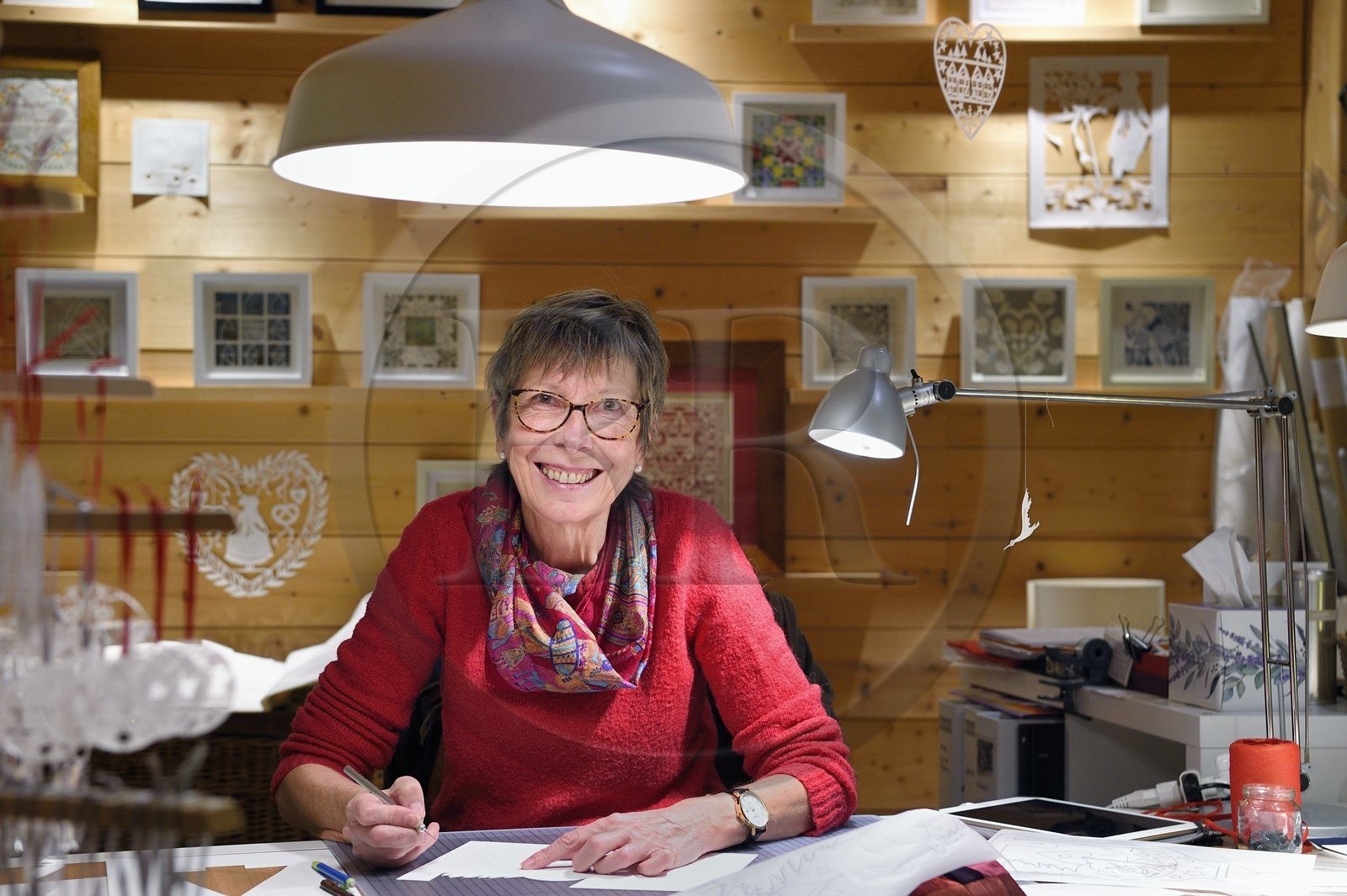 France, Bas-Rhin (67), Bischwiller, l'imagière Michèle Wagner a relancé le canivet ou l'art du papier découpé pour styliser notamment les décorations de Noel