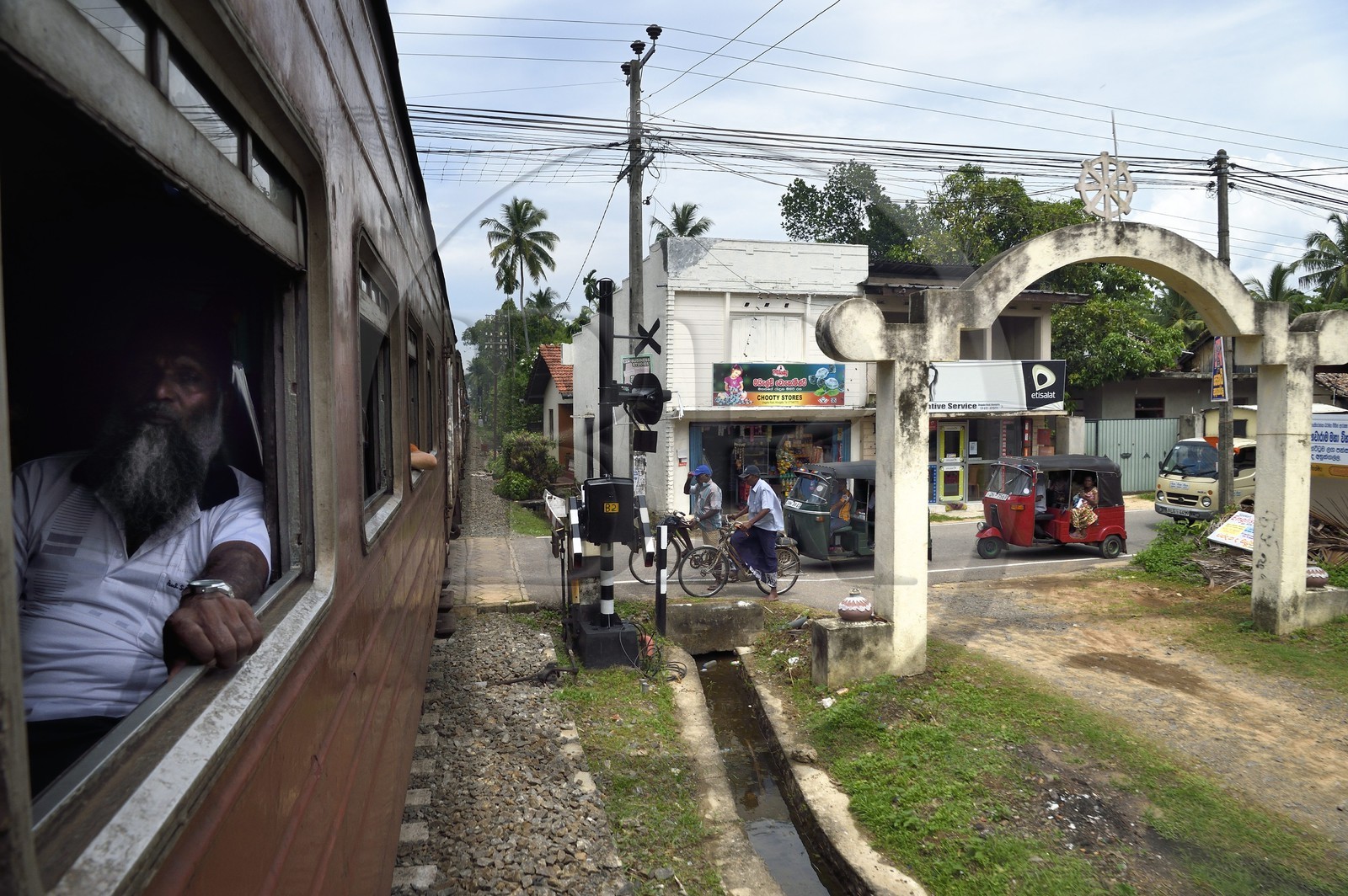 Sri Lanka, Province du Sud, train de Galle à Colombo, passage à niveau vers Pathegamgoda
