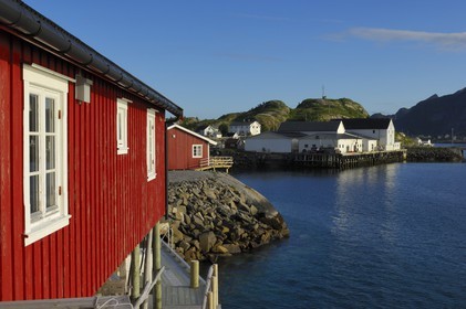 Norvège, Nordland, Iles Lofoten, Ile de Moskenes, maisons de pêcheurs (Rorbuer) à Hamnoy près de Reine