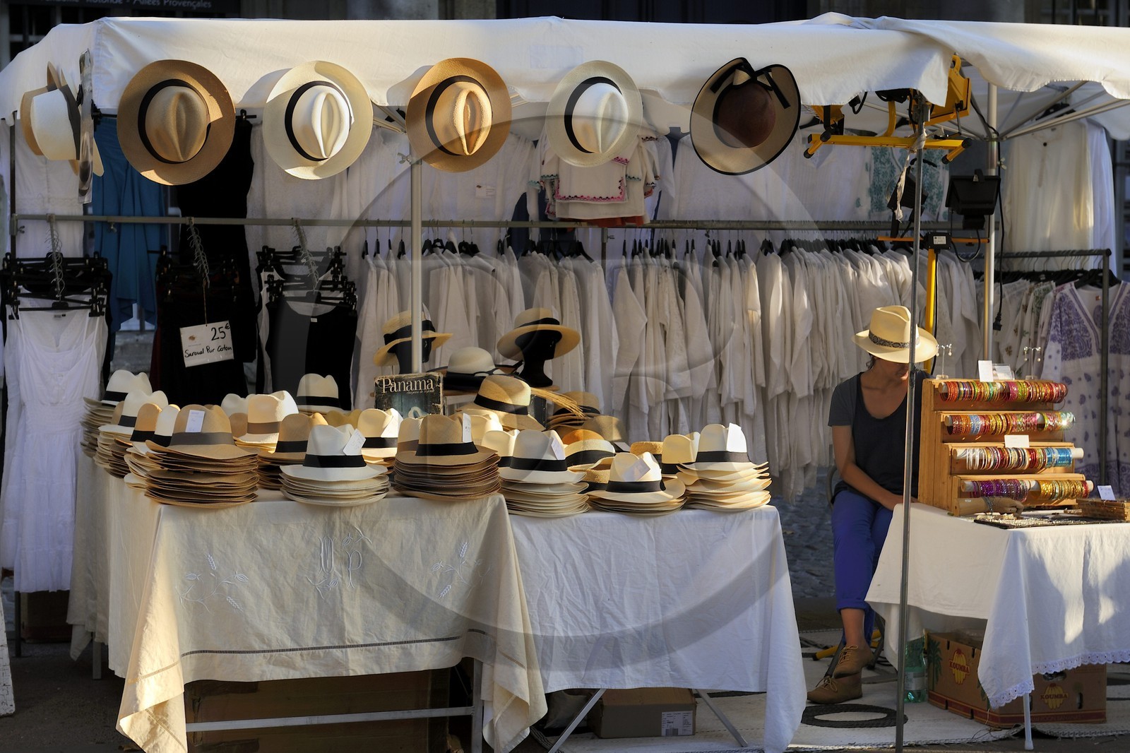 France, Bouches-du-Rhône (13), Aix-en-Provence, étal de chapelier sur le Cours Mirabeau