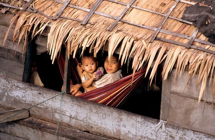 Vietnam, Ho Chi Minh ville, Saigon, femme et bébé dans leur bateaux-maison