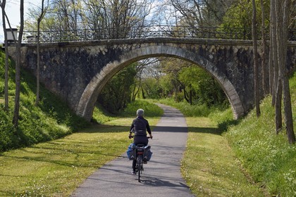 France, Charente (16), Saint-Germain-de-Montbron, cycliste sur la voie verte de la Coulée d’Oc (portion de la véloroute La Flow Vélo) sur le tracé d'une ancienne voie de chemin de fer