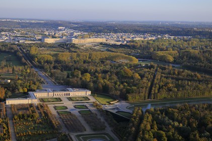 France, Yvelines (78), parc du château de Versailles, classé Patrimoine Mondial de l'UNESCO, le Grand Trianon au premier plan et le château en arrière plan (vue aérienne)