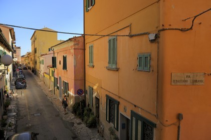 Italie, Toscane, l’Ile d’Elbe, Portoferraio, une rue de la vieille ville