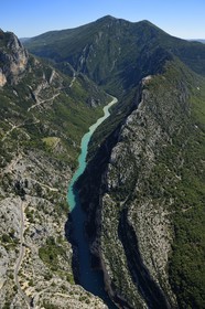 Var (83) rive gauche et Alpes-de-Haute-Provence (04) rive droite, Parc Naturel Régional du Verdon, le Grand Canyon des Gorges du Verdon entre Le Galetas et le Cirque de Vaumale en arrière plan (vue aérienne)