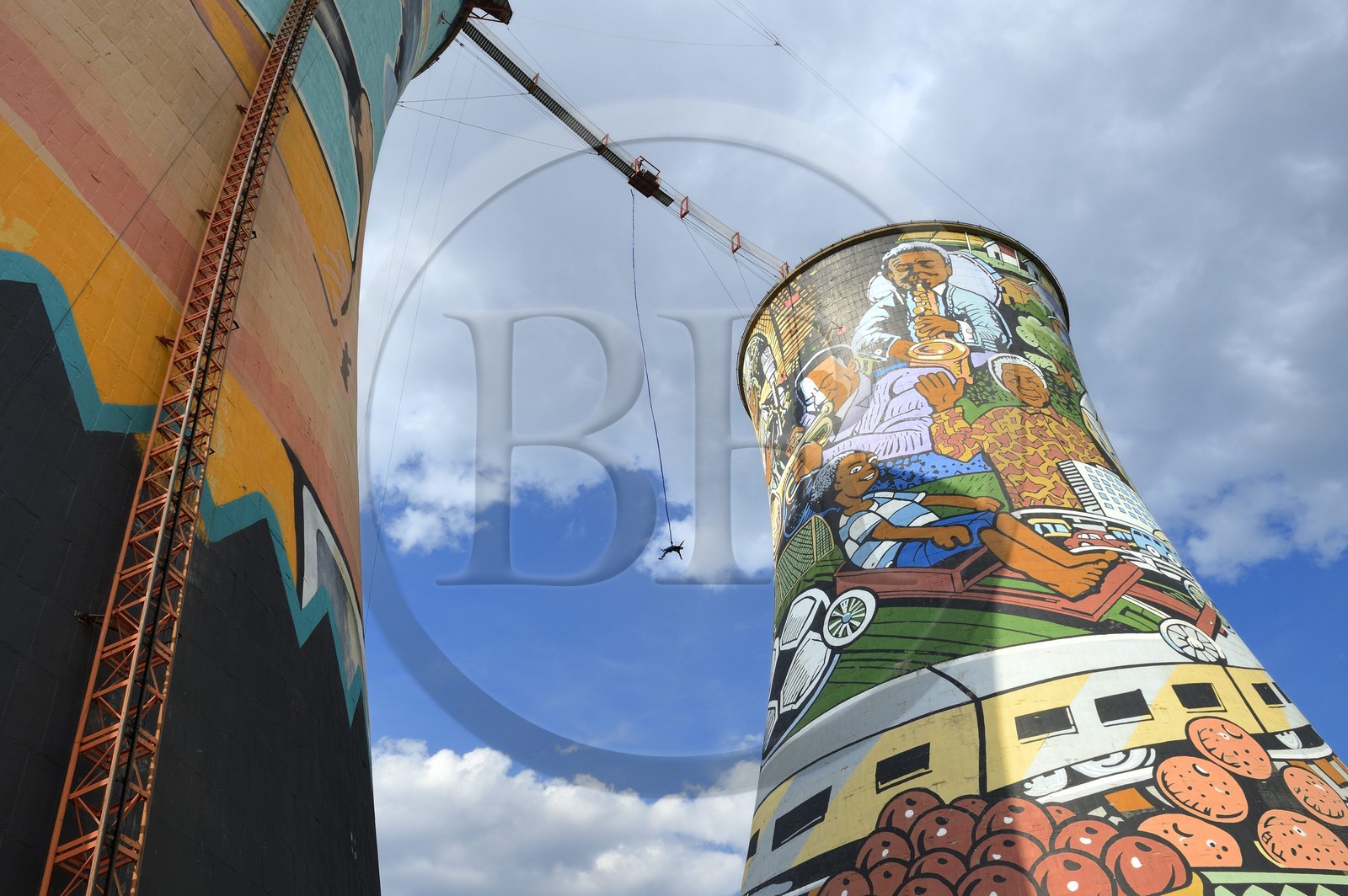 Afrique du Sud, province de Gauteng, Johannesburg, Orlando Towers qui dominent le quartier d'Orlando du township de Soweto, passerelle du Vertical Adventure Centre entre les deux tours de refroidissement de la centrale d'Orlando