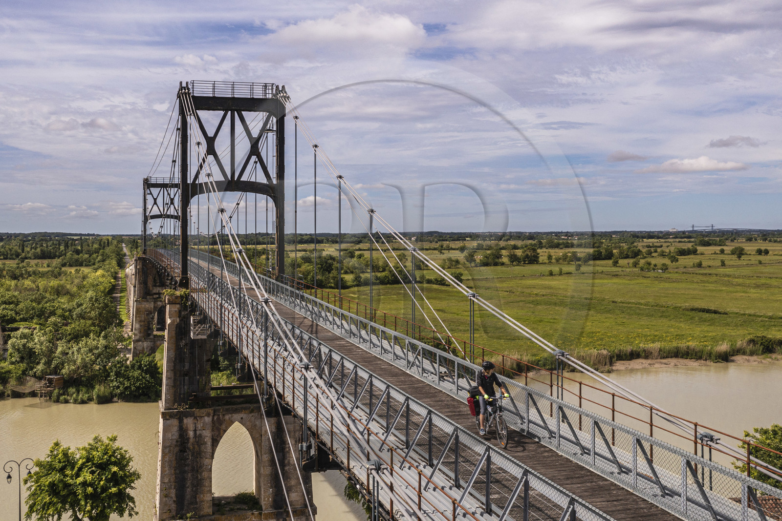 France, Charente-Maritime (17), Saintonge, Tonnay-Charente, cycliste faisant la véloroute La Flow Vélo traversant le pont suspendu construit en 1842 au dessus de la Charente (vue aérienne)