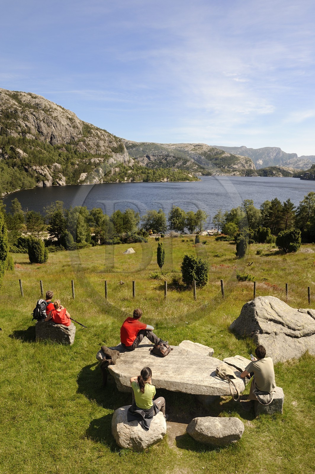 Norvège, Rogaland, région du Lysefjord, petit lac au départ du chemin de randonnée menant au Rocher de La Chaire (Preikestolen)