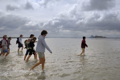 France, Manche (50), traversée à pied de la Baie du Mont Saint-Michel, classé Patrimoine Mondial de l' UNESCO