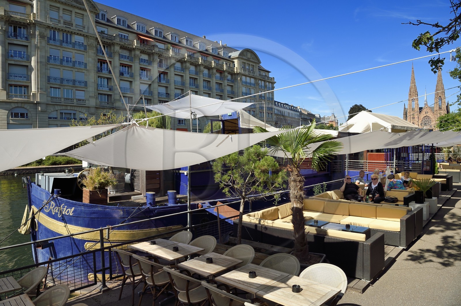 France, Bas-Rhin (67), Strasbourg, Quartier de la Neustadt datant de la période allemande classé au Patrimoine Mondial de l'UNESCO, bistrots péniches le long du quai des Pecheurs au bord de l'Ill et l'église protestante Saint-Paul en arrière plan