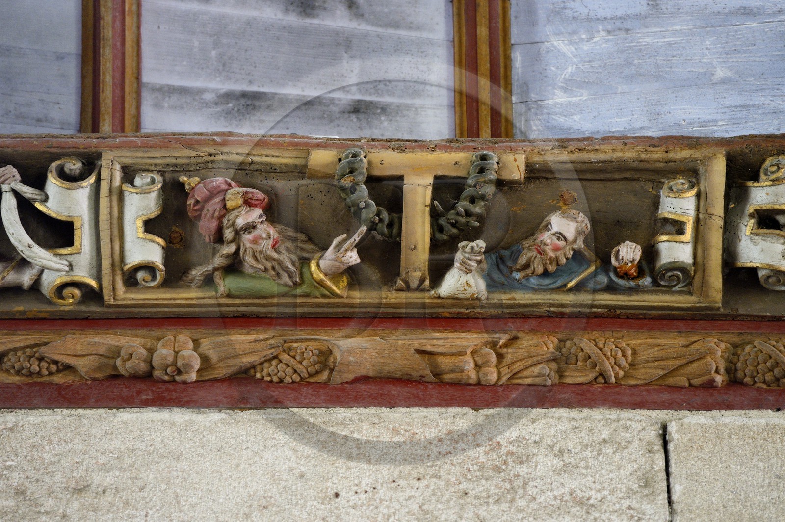 France, Finistère (29), église de Pleyben, sculptures peintes en bois sur la sablière décorant la voûte (16ème siècle)