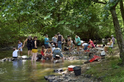 France, Dordogne (24), région de Jumilhac-le-Grand, orpaillage dans la rivière l'Isle vers Tindeix