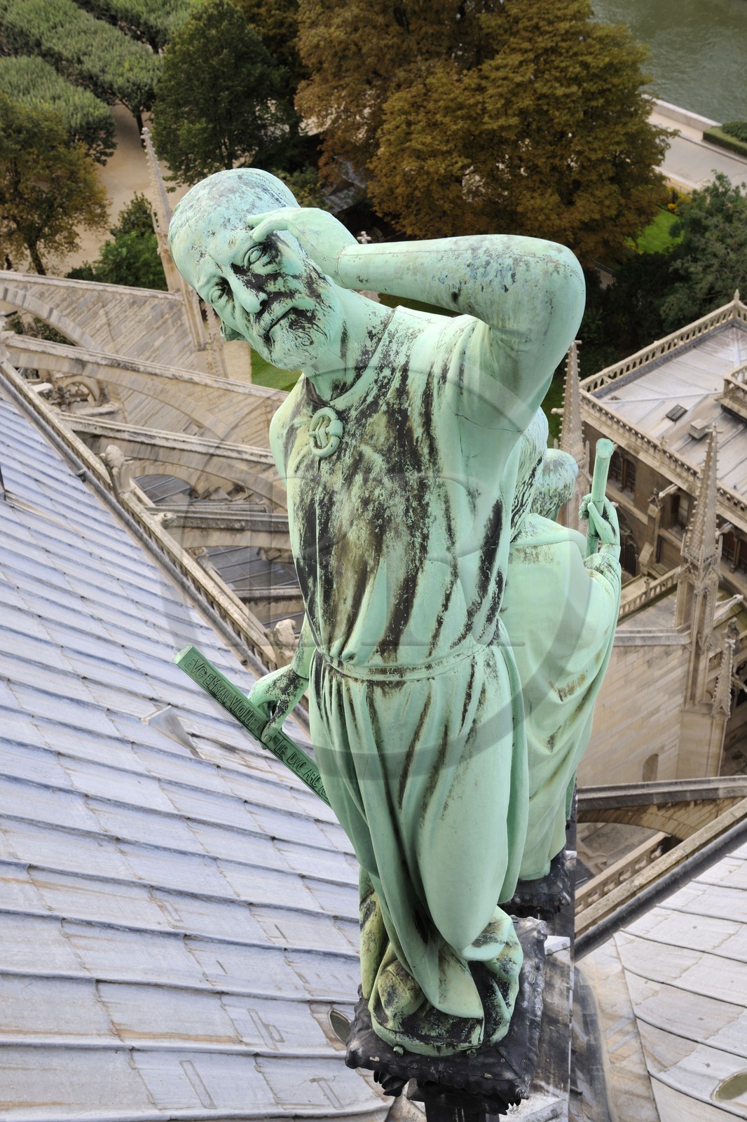 France, Paris (75), île de la Cité, la cathédrale Notre-Dame, la flèche domine les statues de cuivre vert-de-grisé des douze apôtres avec les symboles des quatre évangélistes. Viollet-le-Duc s’est fait représenter lui-même sous les traits de saint Thomas avec son équerre