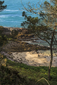 France, Côtes d'Armor (22), Grand Site de France Cap d'Erquy – Cap Fréhel, Erquy, pecheurs à la ligne sur les rochers au bout de la plage du Portuais