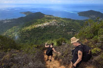 France, Ile de Mayotte, Grande-Terre, Réserve Forestière des Cretes du Sud, randonneurs redescendant du sommet du Mont Choungui (594 mètres)