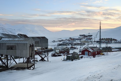 Norway, Svalbard, Spitzbergen, Longyearbyen, the city and in the foreground the abandoned central cableway building used for transporting coal in carts from the mines to the harbour