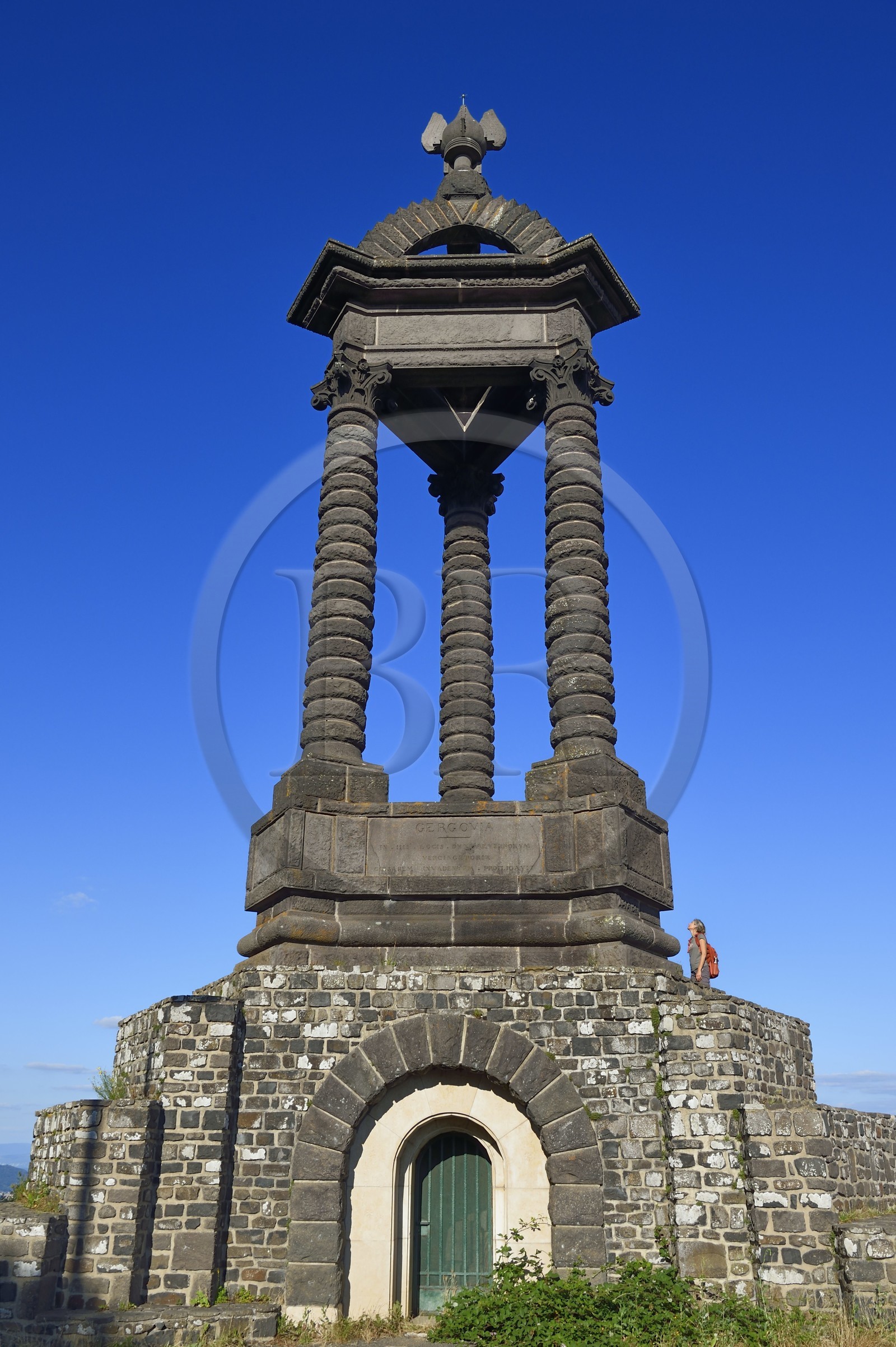 France, Puy-de-Dôme (63), plateau de Gergovie, site historique de la bataille entre les Arvernes et les légions de César en 52 avant Jésus-Christ, monument commémoratif de Gergovie dédié à Vercingétorix par l'architecte Jean Teillard en 1900