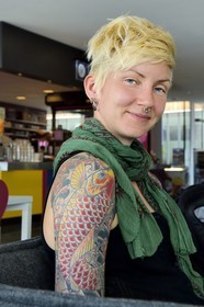 Suède, Comté de Vasterbotten, Umea, Umea Arts Campus, Emma Ewadotter étudiante en histoire de l'art et assistante de recherche au HUMlab, piercing et tatouages
