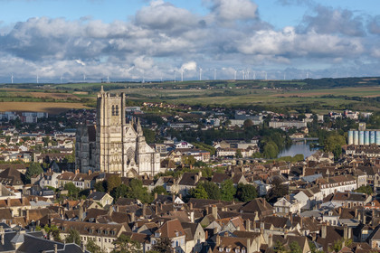 France, Yonne (89), Auxerre, la cathédrale Saint-Etienne et les collines qui entourent la ville en arrière plan (vue aérienne)