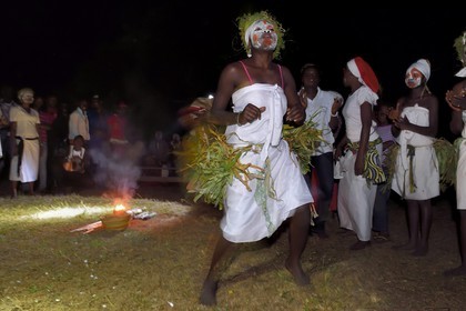 Gabon, province de Ogooué- Maritime, Omboué, région du Loango, danses traditionnelles Nkomi (Myènè)