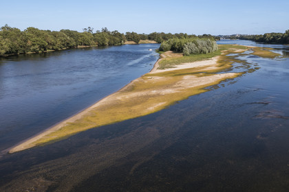 France, Maine-et-Loire (49), vallée de la Loire classée au Patrimoine Mondial par l'UNESCO, bancs de sable formant des îles sur la Loire et le chateau de Saumur en arrière plan (vue aérienne)