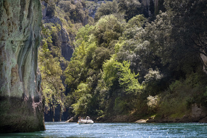 Var (83) rive gauche et Alpes-de-Haute-Provence (04) rive droite, Parc Naturel Régional du Verdon, Basses Gorges du Verdon en aval du lac de Sainte Croix, découverte en bateau électrique des gorges de Baudinard