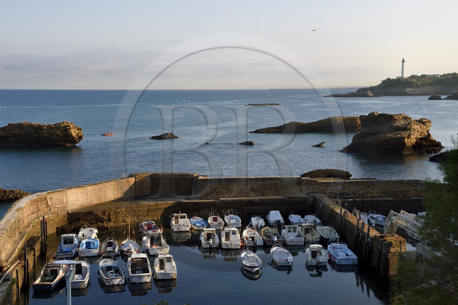 France, Pyrénées-Atlantiques (64), Pays-Basque, Biarritz, le Port des Pecheurs, le phare en arrière plan