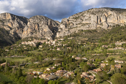 France, Alpes-de-Haute-Provence (04), Parc Naturel Régional du Verdon, Moustiers-Sainte-Marie, labellisé Les Plus Beaux Villages de France (vue aérienne)