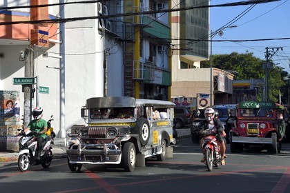 Philippines, Ile de Luzon, Manille, quartier Ermita,  jeepney (jeep allongée pour le transport de passagers)