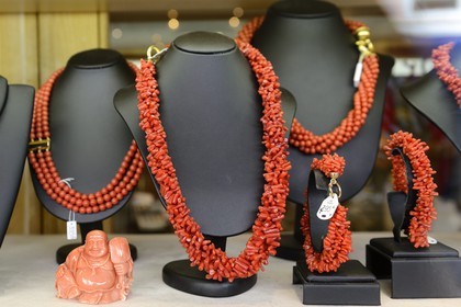 France, Corse-du-Sud (2A), Ajaccio, bijoux en corail dans la vitrine de la boutique La Maison du Corail rue Fesch