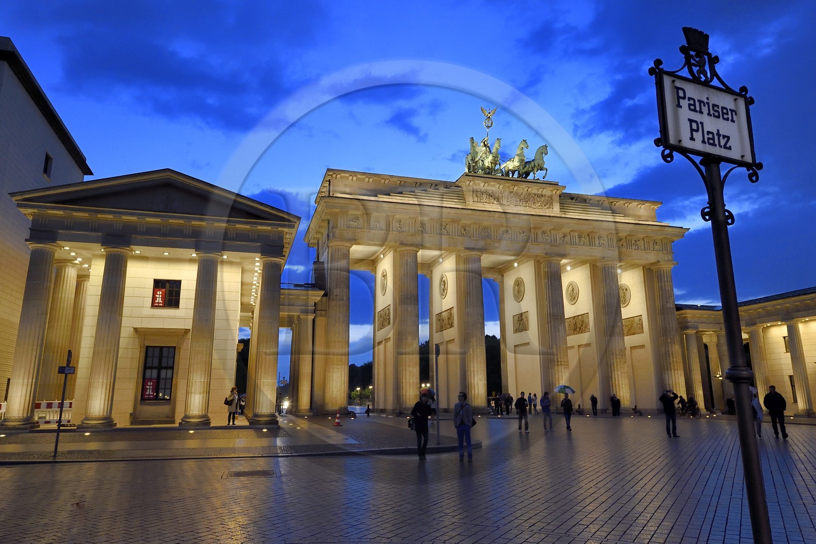 Allemagne, Berlin, Porte de Brandebourg sur l'avenue Under den Linden et Pariser platz