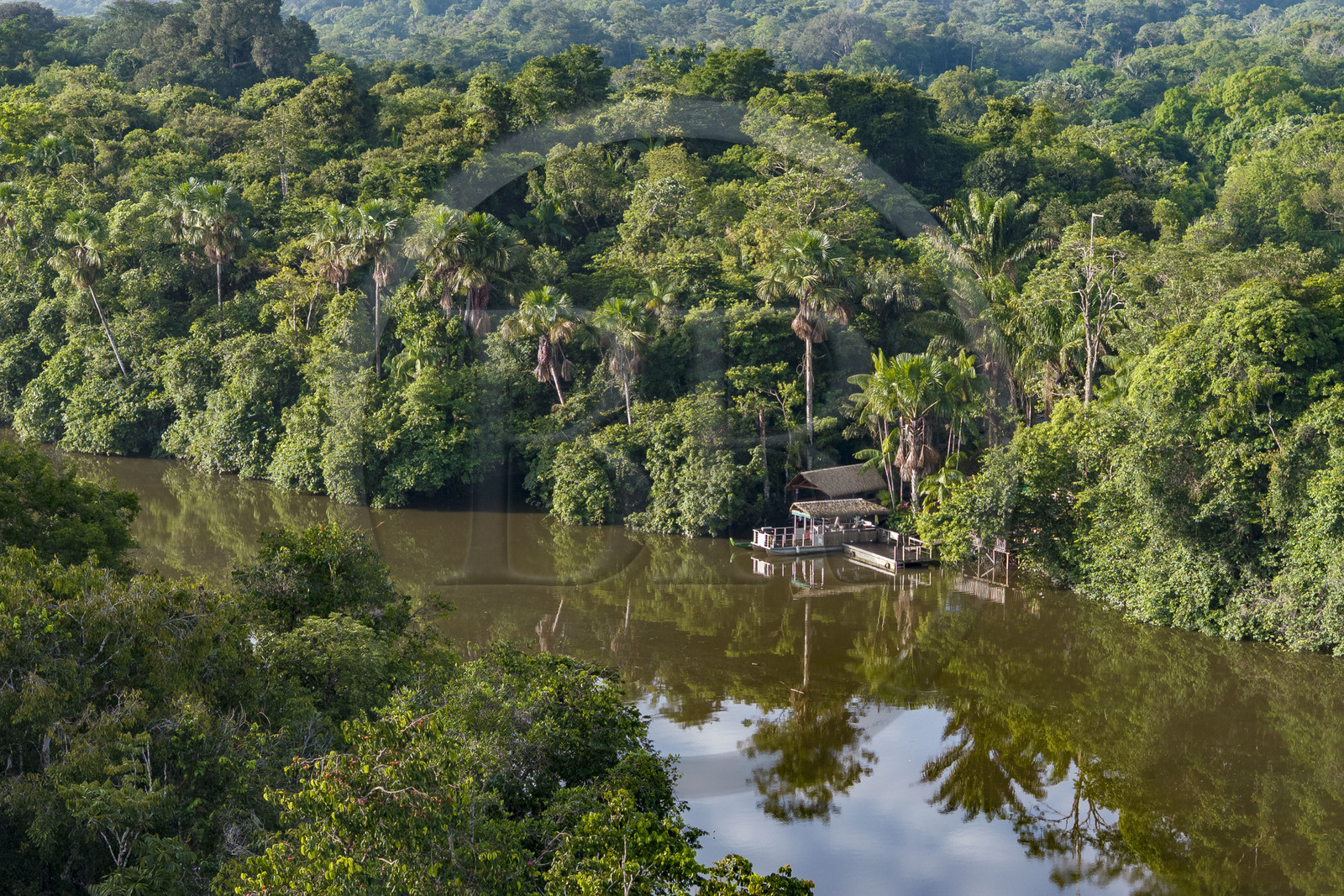 France, Guyane, Kourou, le carbet du Camp Maripas en bordure du fleuve Kourou (vue aérienne)