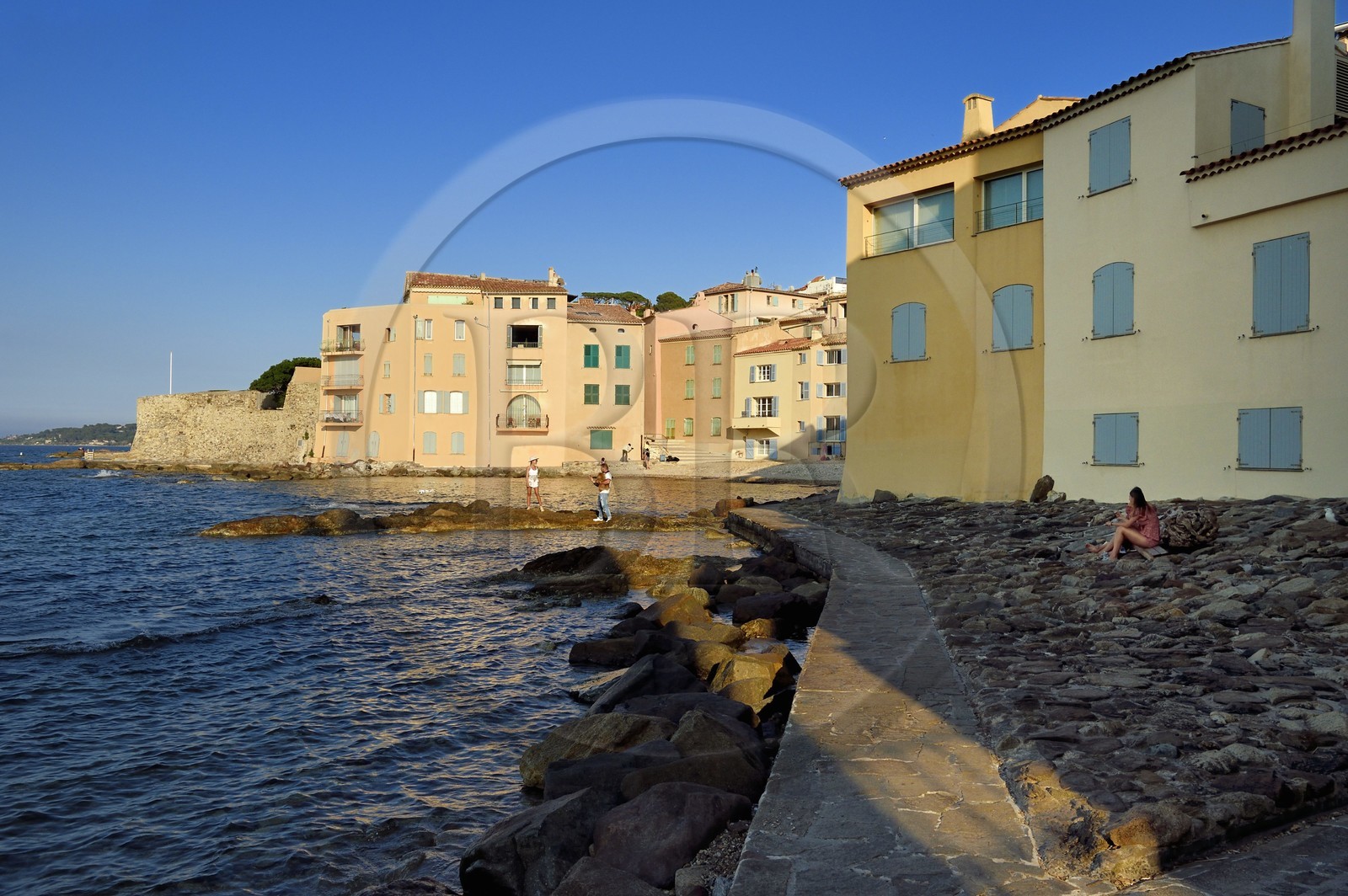 France, Var (83), Saint-Tropez, la plage de la Glaye et Tour Vieille du XVème siècle