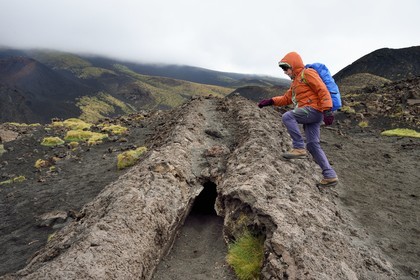 Italie, Sicile, Parc naturel régional de l’Etna, le Mont Etna, classé Patrimoine Mondial de l'UNESCO, Cratères Silvestri, mini tunnel de lave