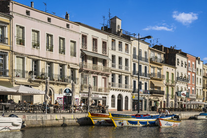France, Hérault (34), Sète, barques de joutes sur le canal Royal dans le Cadre royal