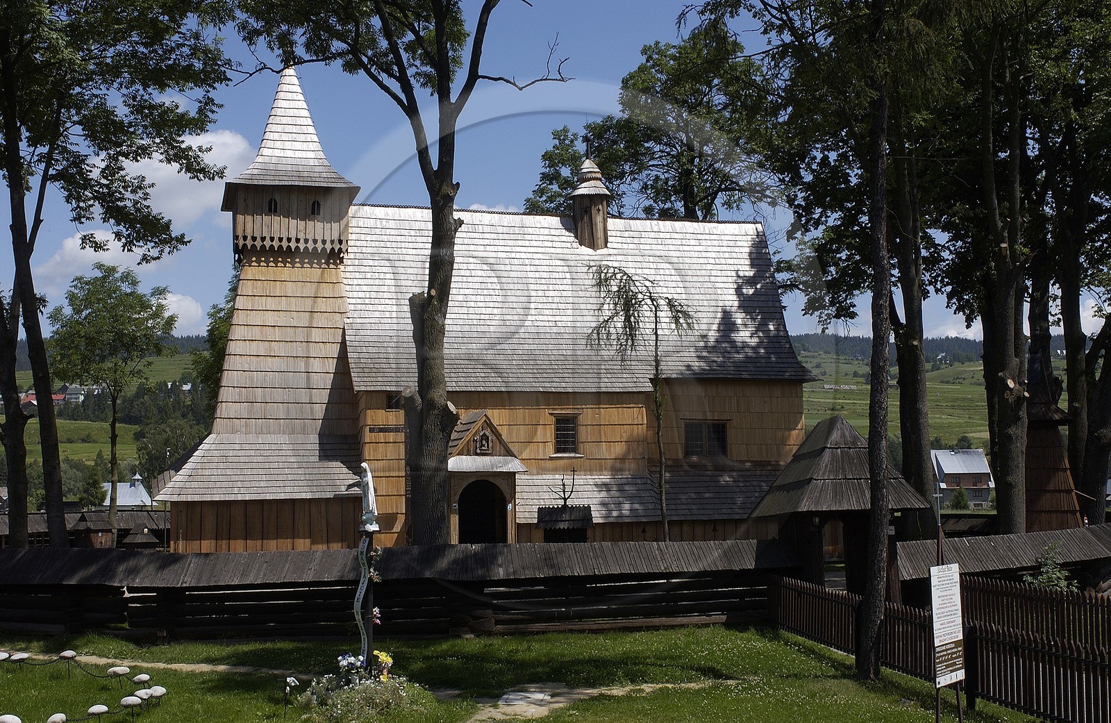 Pologne, Petite Pologne, Carpates, église en bois Saint-Nicolas (15ème siècle) dans le village de Debno classé Patrimoine Mondial de l' UNESCO