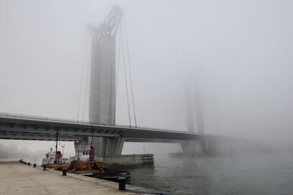 France, Seine-Maritime (76), Rouen, le pont levant Gustave Flaubert sur la Seine par temps de brouillard