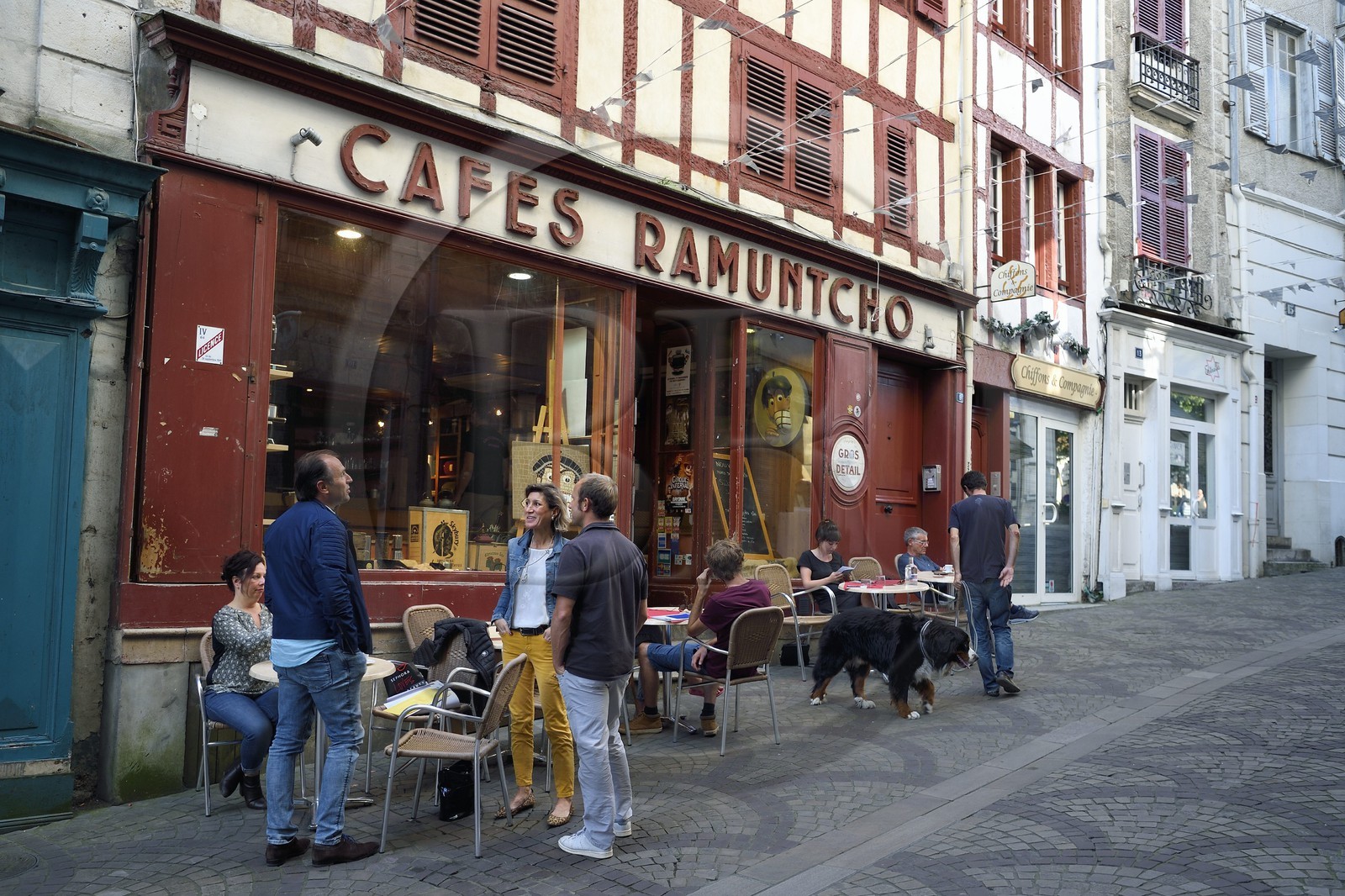 France, Pyrénées-Atlantiques (64), Pays-Basque, Bayonne, façade d'immeuble à colombage et enseigne du torrefacteur Cafés Ramuntcho