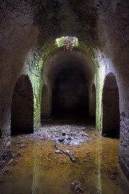 France, Var (83), Fréjus, Forum Julii, vestige de la citerne de l'époque augustéenne sous la plateforme où se situait la cité administrative romaine