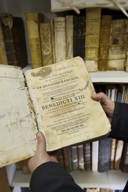 Croatie, Dalmatie, côte dalmate, Ile de Pasman, Kraj, le couvent franciscain Sv. U kraju Dujam - Sv.Duje (XIVe siècle), la bibliothèque de plus de 2000 livres entièrement dédié à Saint-François d’Assise