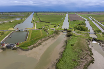 France, Charente-Maritime (17), Parc Interrégional du Marais Poitevin labellisé Grand Site de France, Charron, les écluses de Brault au bout du canal maritime de Marans à la mer et à l'embouchure de la Sèvre Niortaise (vue aérienne)