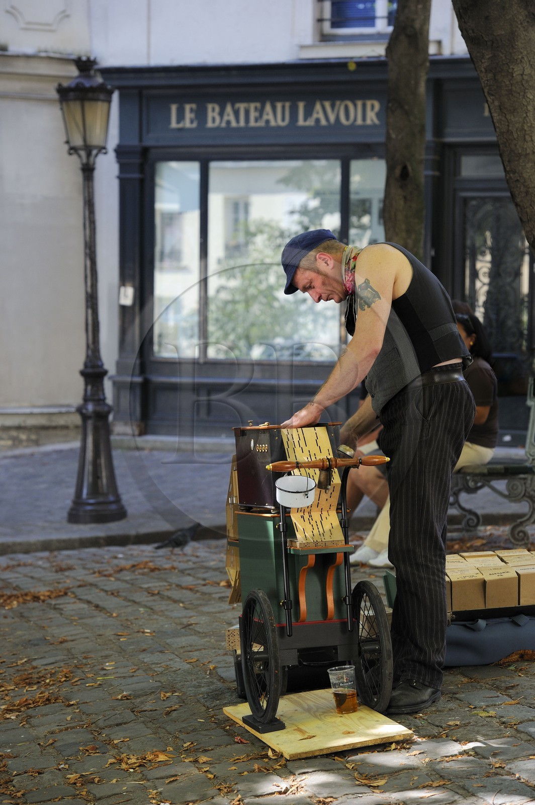 France, Paris (75), Butte Montmartre, Valmy qui est musicien de rue à l'Orgue de barbarie sur la place Emile Goudeau et le bateau Lavoir en arrière plan