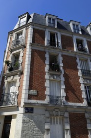 France, Paris (75), la Butte Montmartre, l'immeuble du n°12 rue Saint Vincent à l'angle de la Rue du Mont Cenis où le peintre Utrillo fut enfermé