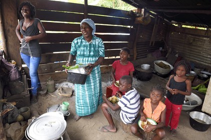 Gabon, province de Ogooué- Maritime, Omboué, région du Loango, préparation du repas en cuisine