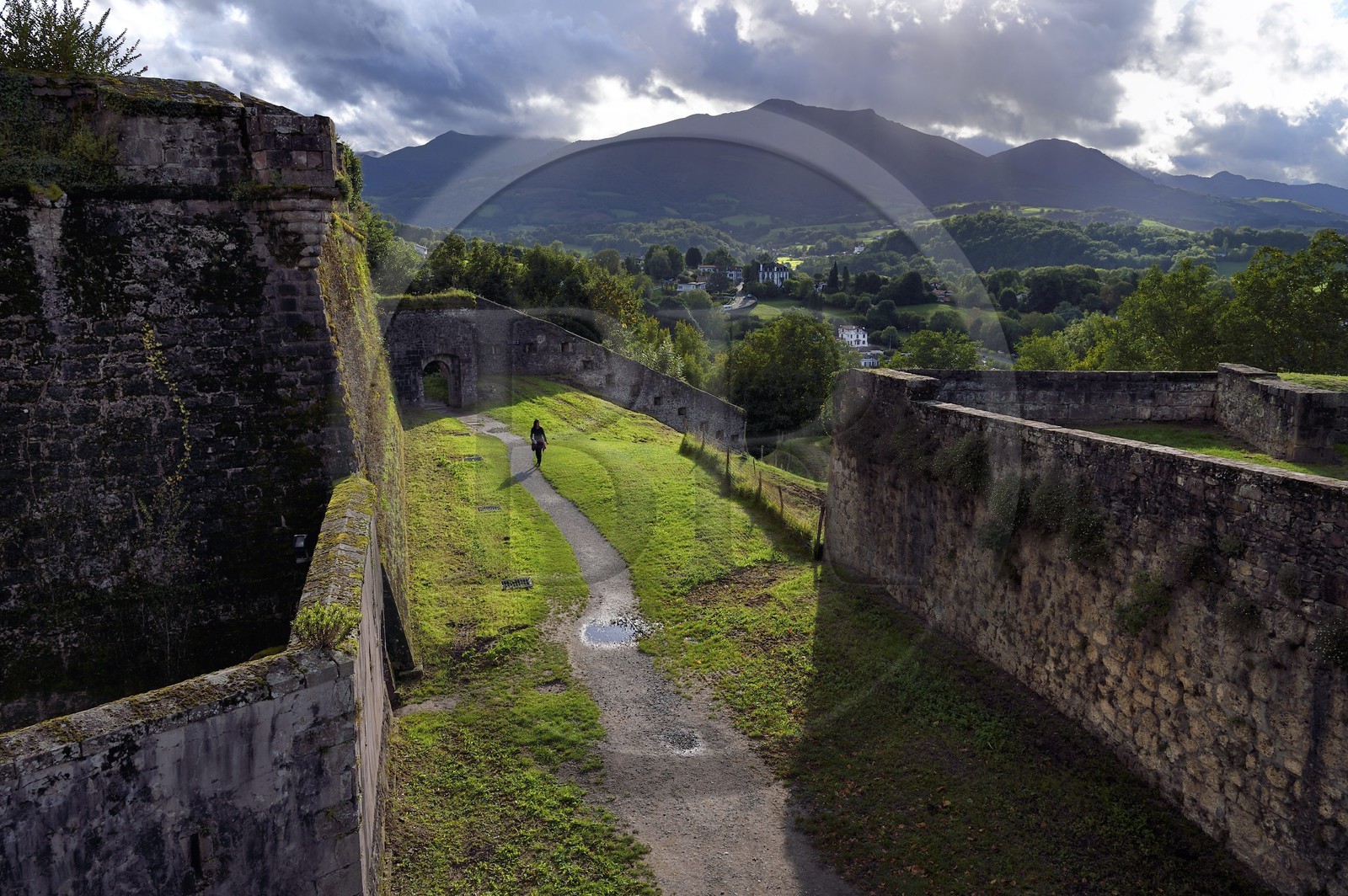 France, Pyrénées-Atlantiques (64), Pays-Basque, Saint-Jean-Pied-de-Port, la citadelle consolidée par Vauban au sommet de la colline de Mendiguren