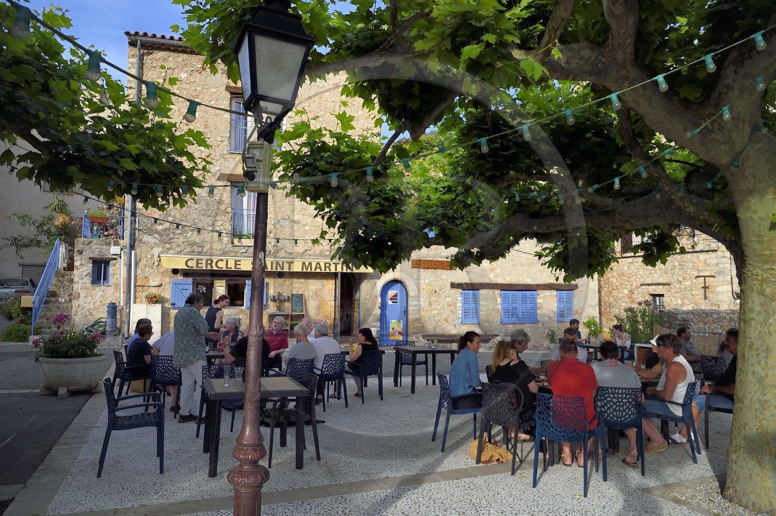 France, Var (83), La Dracénie, village de Châteaudouble, terrasse de café sur la place centrale