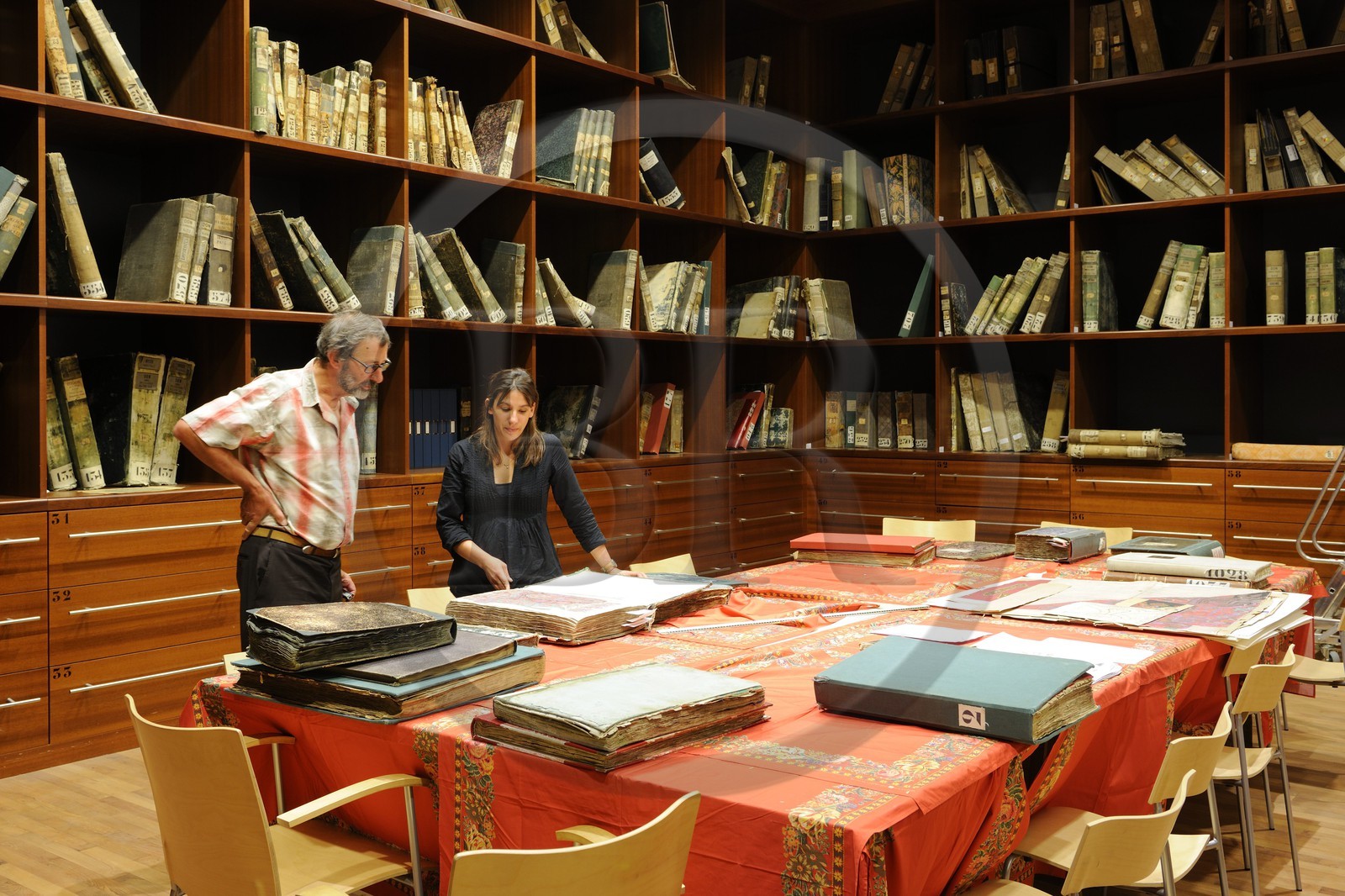 France, Haut-Rhin (68), Mulhouse, musée de l’Impression sur Étoffes, Service d’utilisation des documents (SUD), bibliothèque textile qui donne accès à la plus importante collection d’imprimés au monde, Céline Dumesnil attachée au patrimoine du Musée